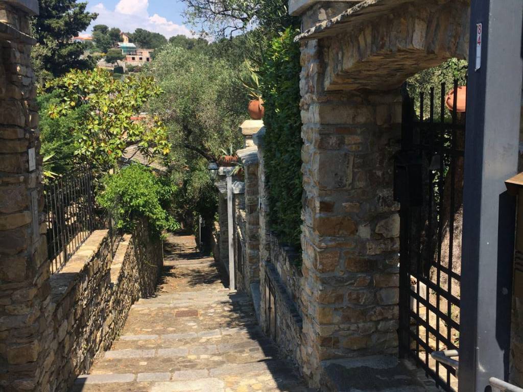 Palazzo / stabile a Andora in Strada della Costa, 6 - Foto 2