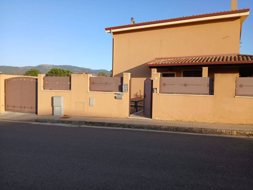Villa a Dolianova in Via Is Corongius - Foto 3