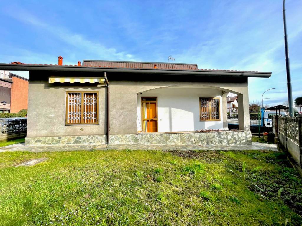 Villa a Cesate in via vecchia comasina, 35 - Foto 2