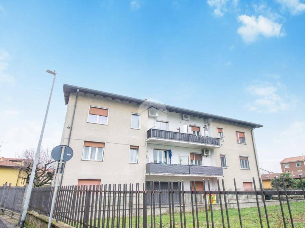 Appartamento a Garbagnate milanese in Via Monviso, 17 - Foto 2