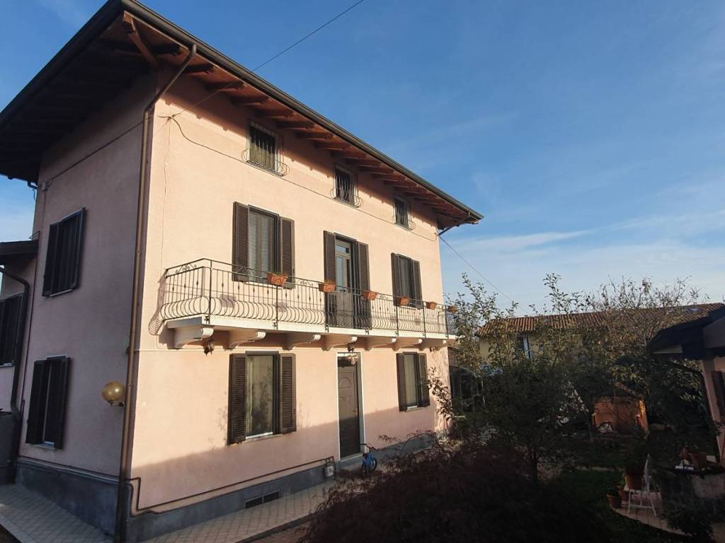 Villa a Oleggio castello in Via Vittorio Veneto, 93 - Foto 2