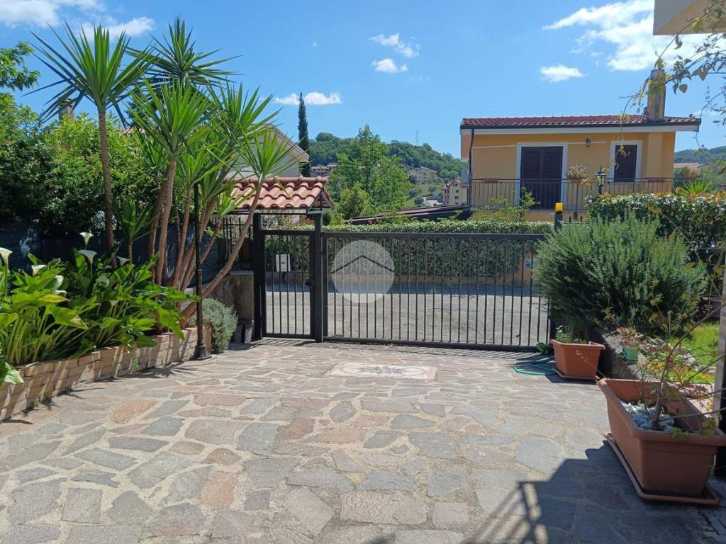 Villa a Mendicino in Via Maria Montessori, 29 - Foto 2