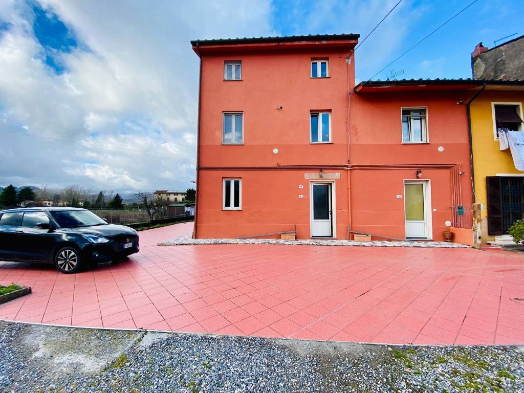 Casa indipendente a Lucca in Via del Poggio Seconda, 981 - Foto 2