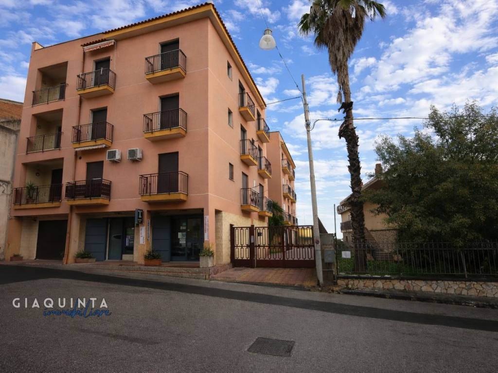 Appartamento a Militello in val di catania in Via Camillo Benso Conte di Cavour n.82 - Foto 2