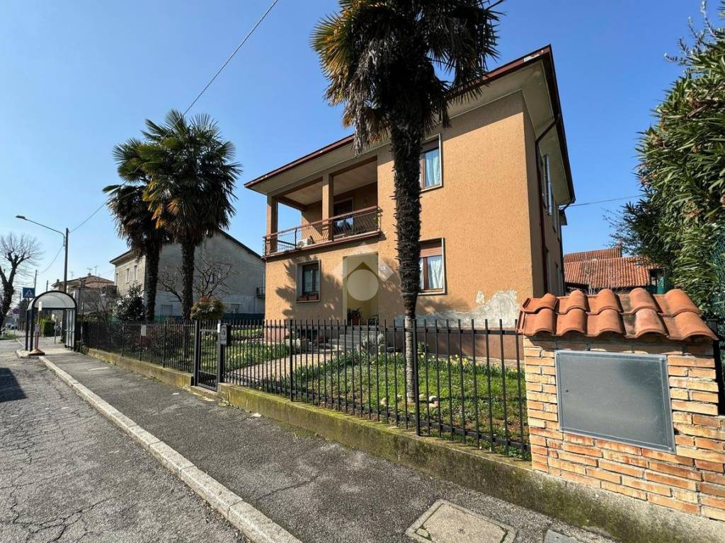 Villa a Casatenovo in Via A. De Gasperi, 50 - Foto 2
