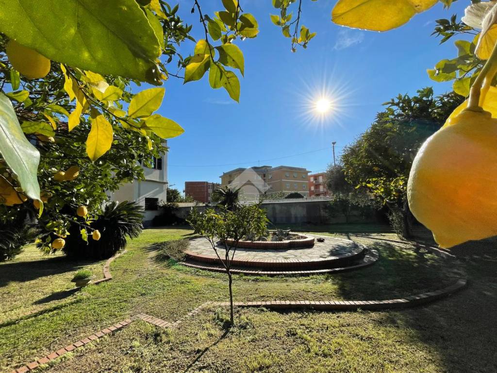 Villa a Spotorno in Via Giuseppe Verdi - Foto 2
