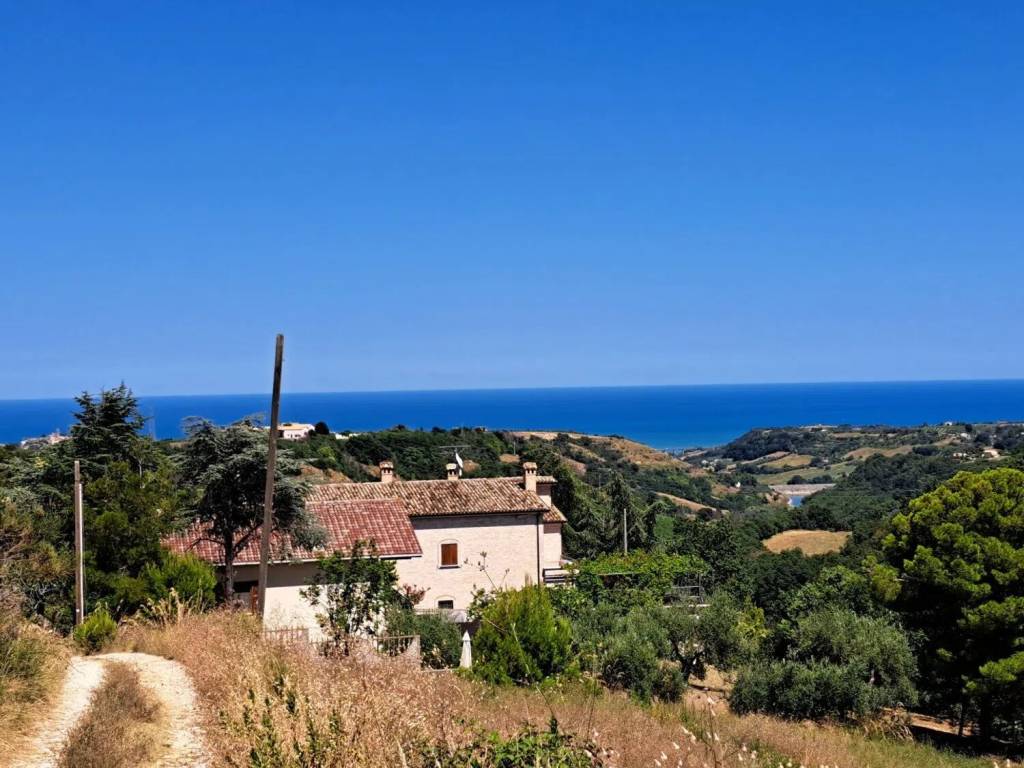 Villa a Montefiore dell'aso in Via Menocchia S.N.C. - Foto 3