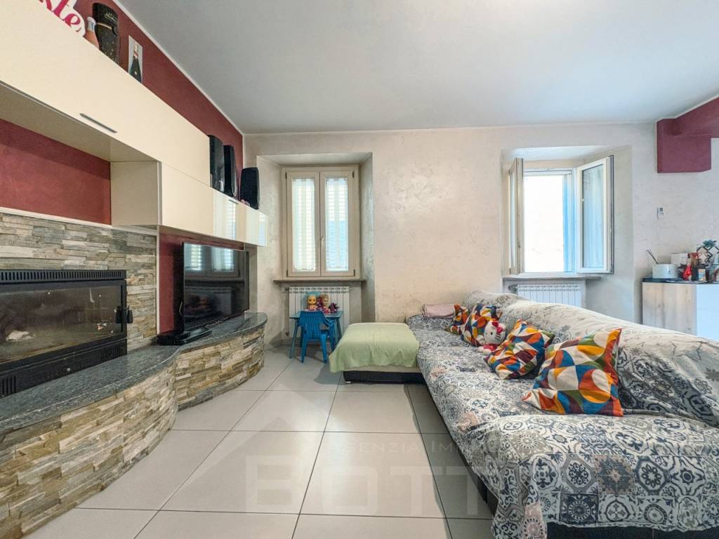 Appartamento a Borgomanero in Via Tornielli, 33 - Foto 2