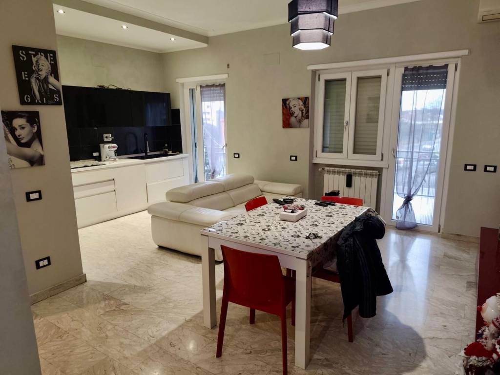 Appartamento a Pomezia in Via Licio Quinzio Cincinnato - Foto 2