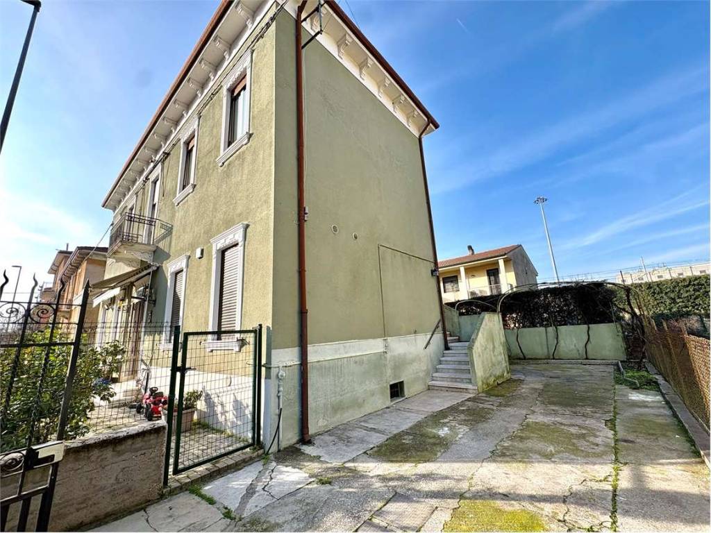 Appartamento a Verona in VIA GALILEO GALILEI - Foto 2