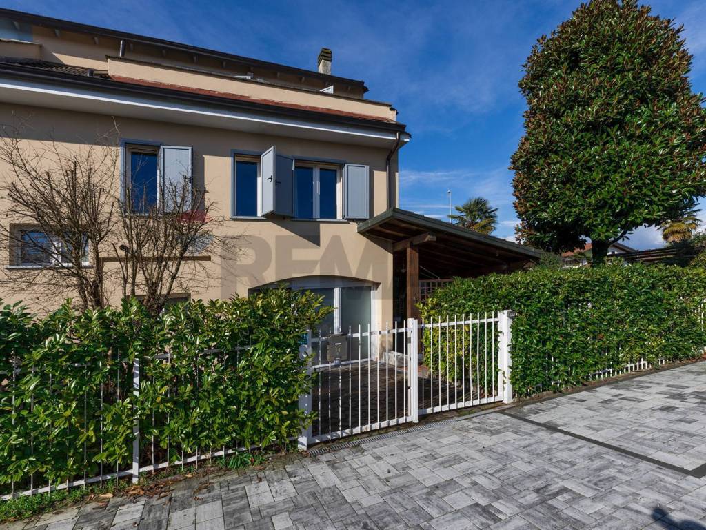 Appartamento a Castelletto sopra ticino in Via delle Gardenie, 11 - Foto 2