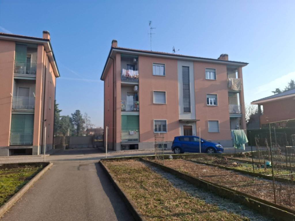 Appartamento a Cerro maggiore in Via Luigi dell'Acqua, 77 - Foto 2