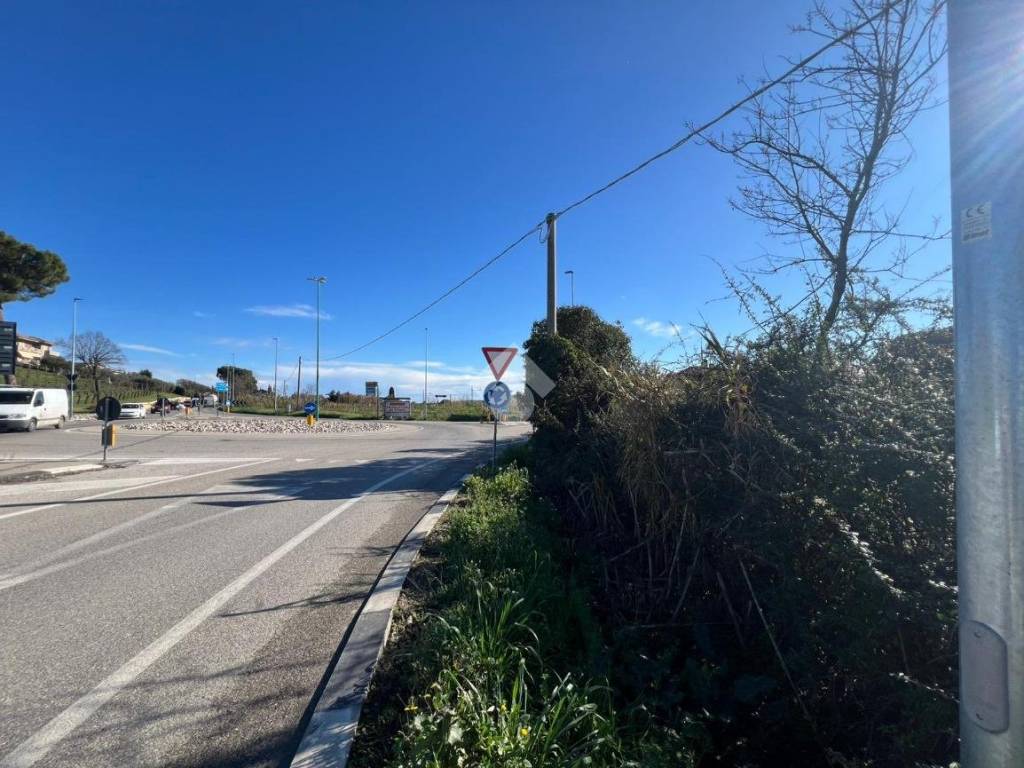 Terreno a Mosciano sant'angelo in Via Nazionale per Teramo - Foto 2