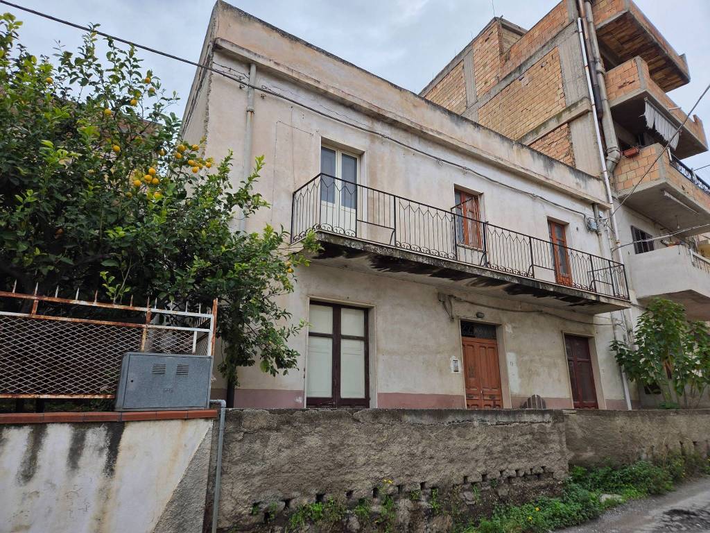 Palazzo / stabile a Reggio calabria in Via Saracinello al Torrente, 13 - Foto 2