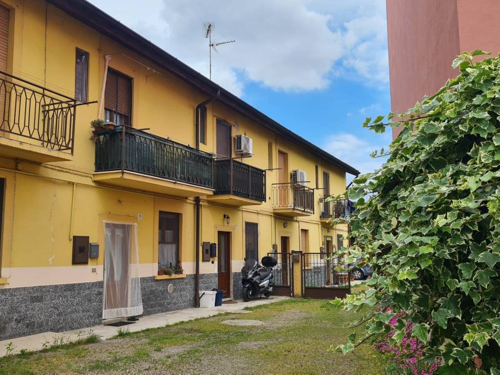 Casa indipendente a Rosate in Via Camillo Benso di Cavour, 18 - Foto 1