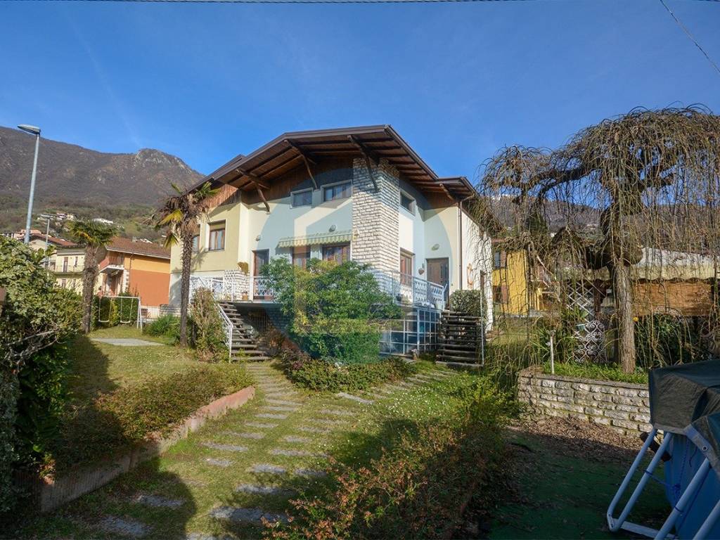 Villa a Sale marasino in Via Vittorio Veneto, 19 - Foto 2