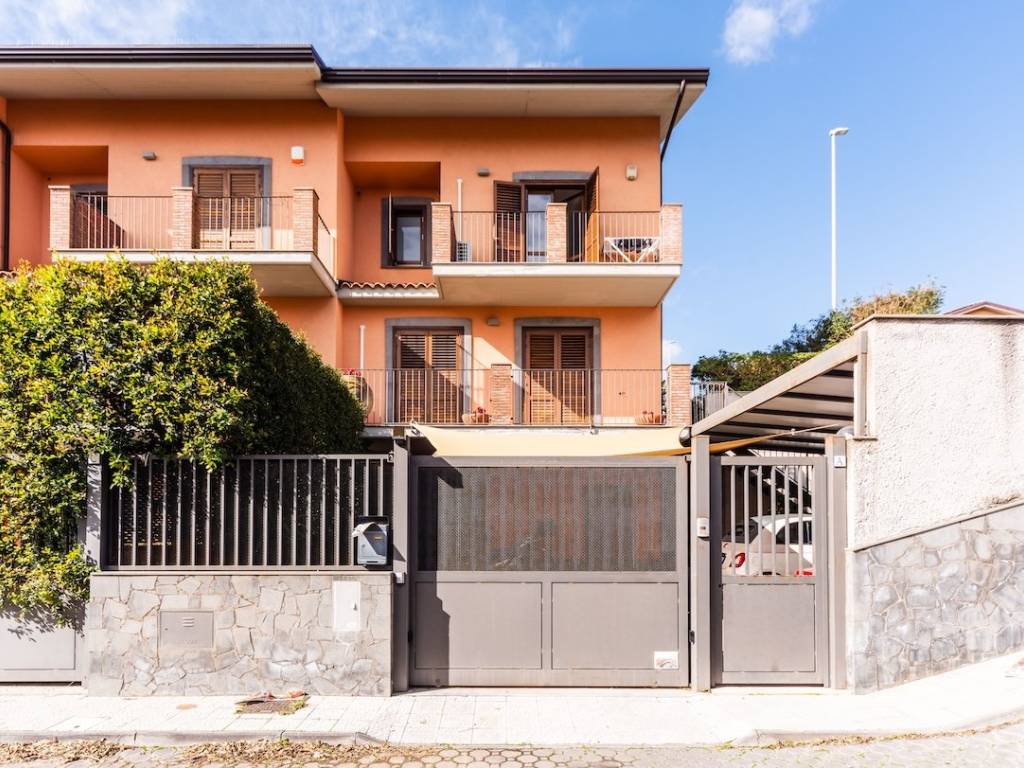 Villetta a schiera a Catania in Via Antonino Ninni Cassarà, 8 - Foto 2