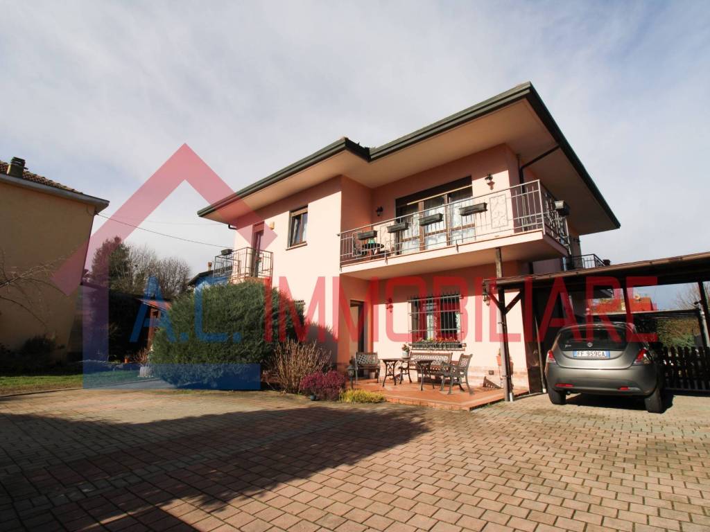 Villa a Castelletto sopra ticino in Via Caduti per la Libertà, 90 - Foto 2