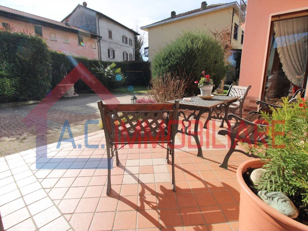 Villa a Castelletto sopra ticino in Via Caduti per la Libertà, 90 - Foto 3