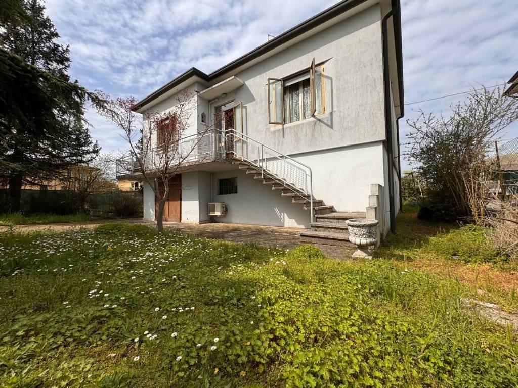 Villa a Legnago in Via Padana Inferiore Est - Foto 2