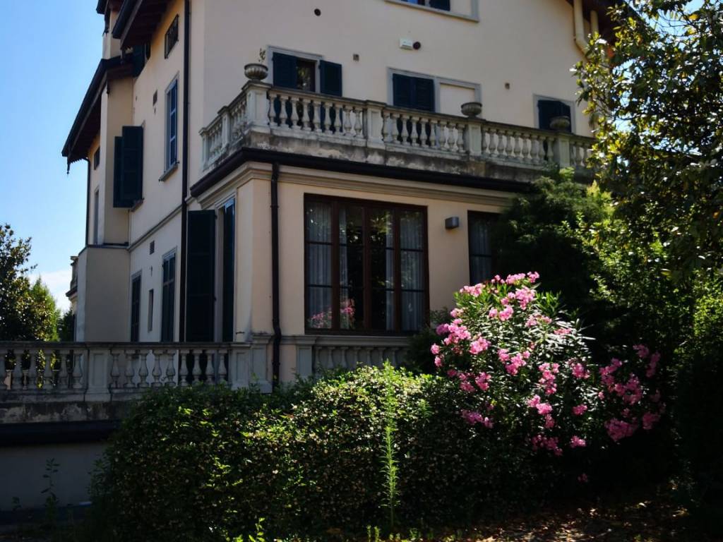 Palazzo / stabile a Merate in Via Statale, 5 - Foto 2