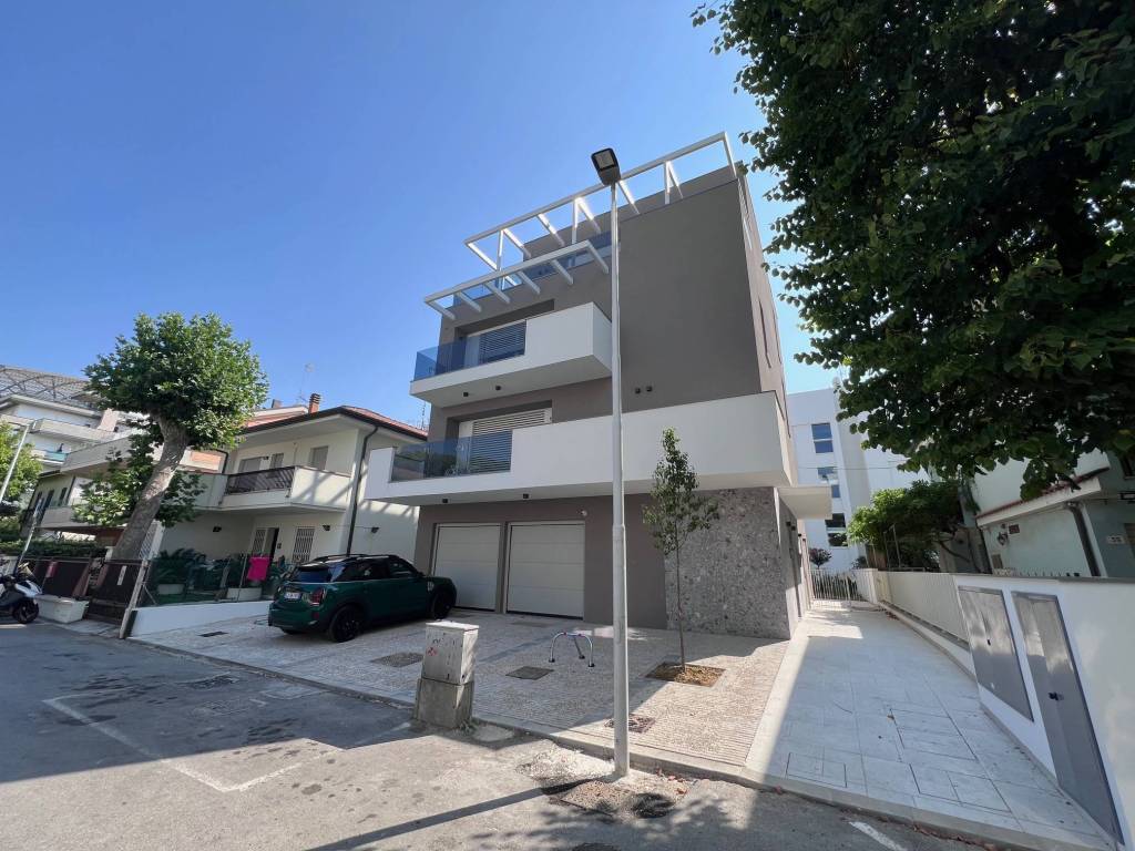 Appartamento a Riccione in Viale Virgilio Marone Publio, 21 - Foto 2