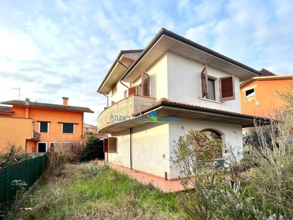 Villa a Monsummano terme in Via Papa Giovanni XXIII, 121 - Foto 3