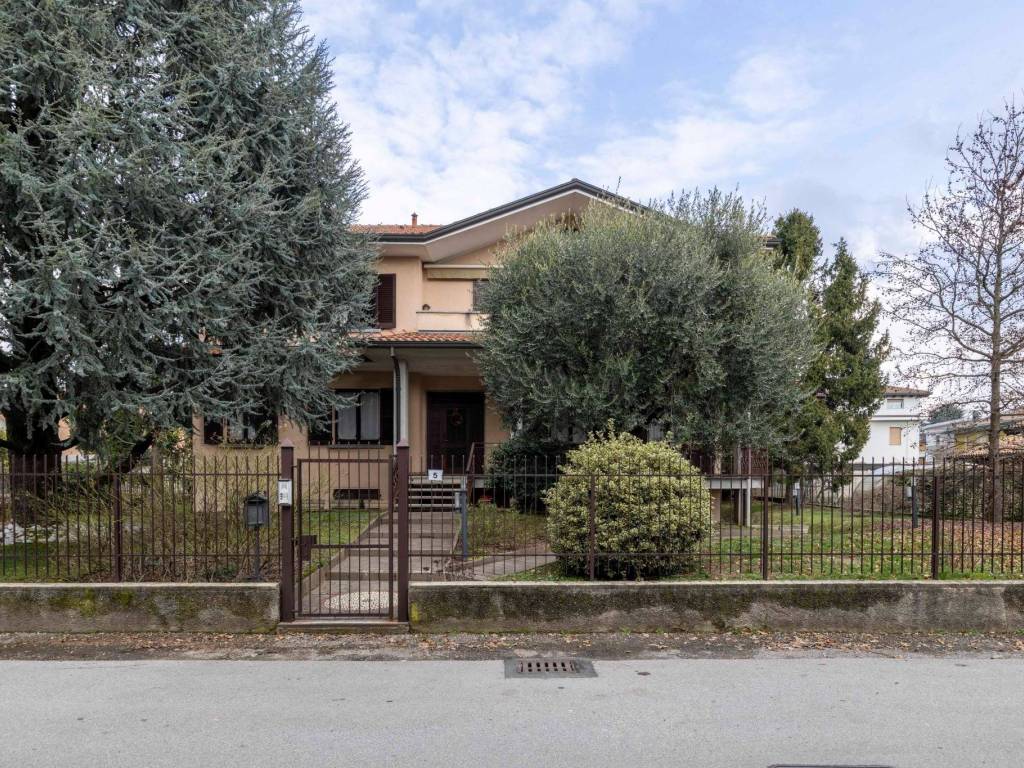 Villa a Carate brianza in Via Luigi Pirandello, 5 - Foto 2