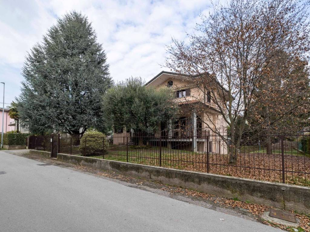 Villa a Carate brianza in Via Luigi Pirandello, 5 - Foto 4