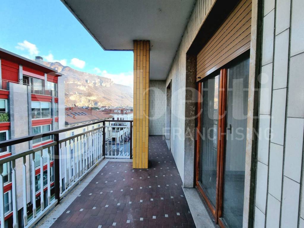 Appartamento a Lecco in corso Martiri della Liberazione, 102 - Foto 2