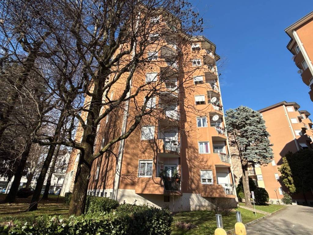 Appartamento a Gallarate in Via Amatore Sciesa, 23 - Foto 2