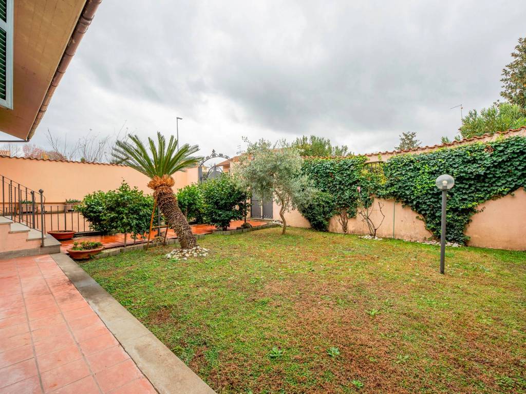 Villa a Anguillara sabazia in Viale Poggio dei Pini, 11 - Foto 2