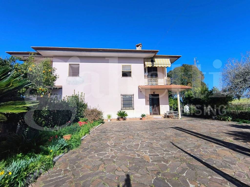 Villa a Latina in Strada Santa Croce, 74 - Foto 2