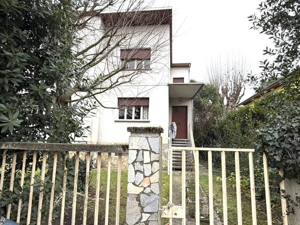 Villa a Cento in Via Augusto Righi - Foto 2