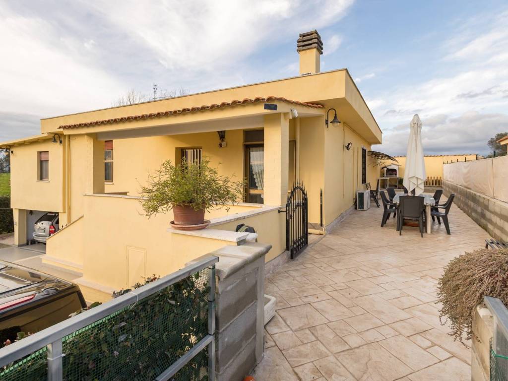 Villa a Aprilia in Via Cervio, 15 - Foto 2