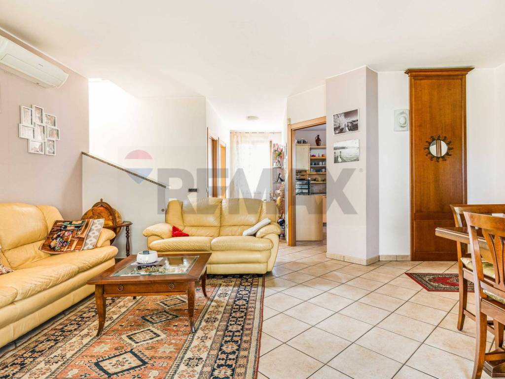 Villa a Samarate in VIA LEONARDO DA VINCI, 215 - Foto 2