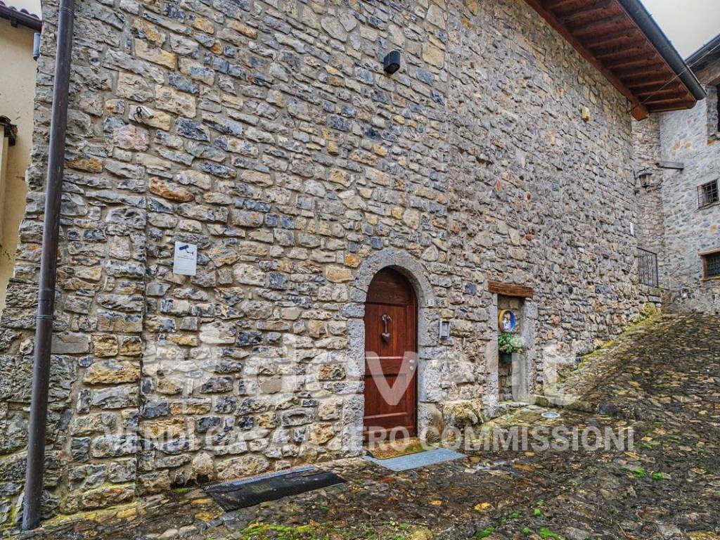Villa a Val brembilla in Via Prato Aroldi, 2 - Foto 2
