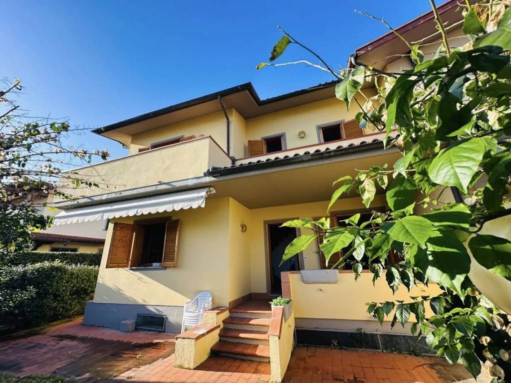 Villa a Pietrasanta in Via Michelangelo Buonarroti - Foto 5