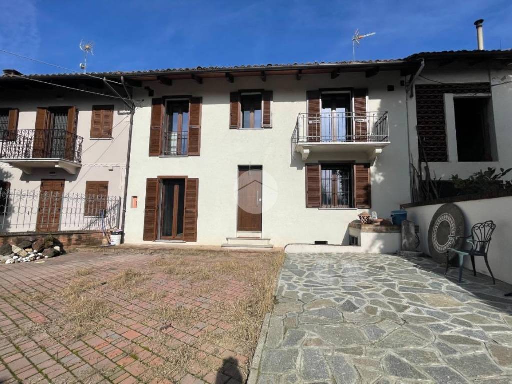 Casa indipendente a Azzano d'asti in Strada Comunale per Rocca d'Arazzo, 15 - Foto 2
