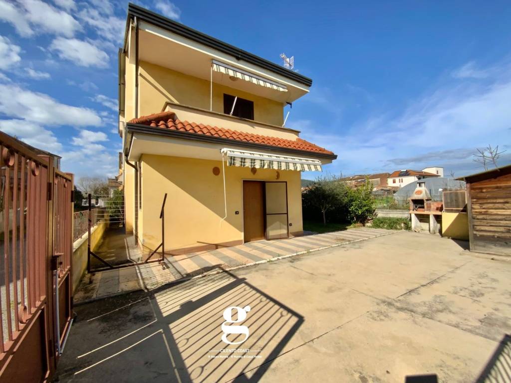 Villa a Castelnuovo cilento in Via Arbosto , s.n.c. - Foto 3