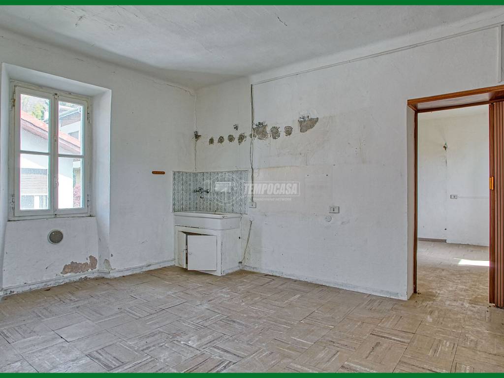 Appartamento a Luvinate in Via Vittorio Veneto - Foto 2