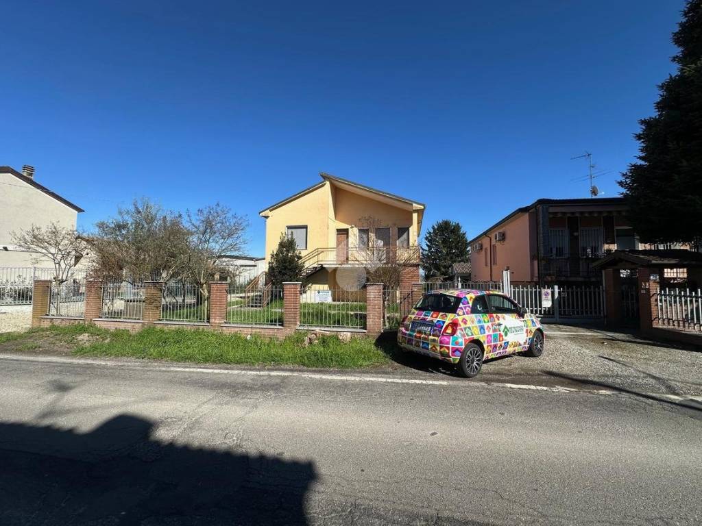 Casa indipendente a Voghera in Strada Torremenapace, 70 - Foto 2