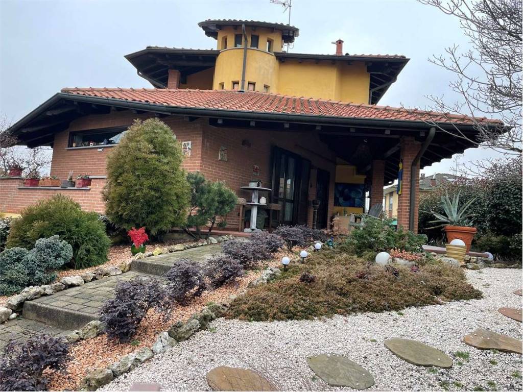 Villa a Oleggio in Via Contini - Foto 2