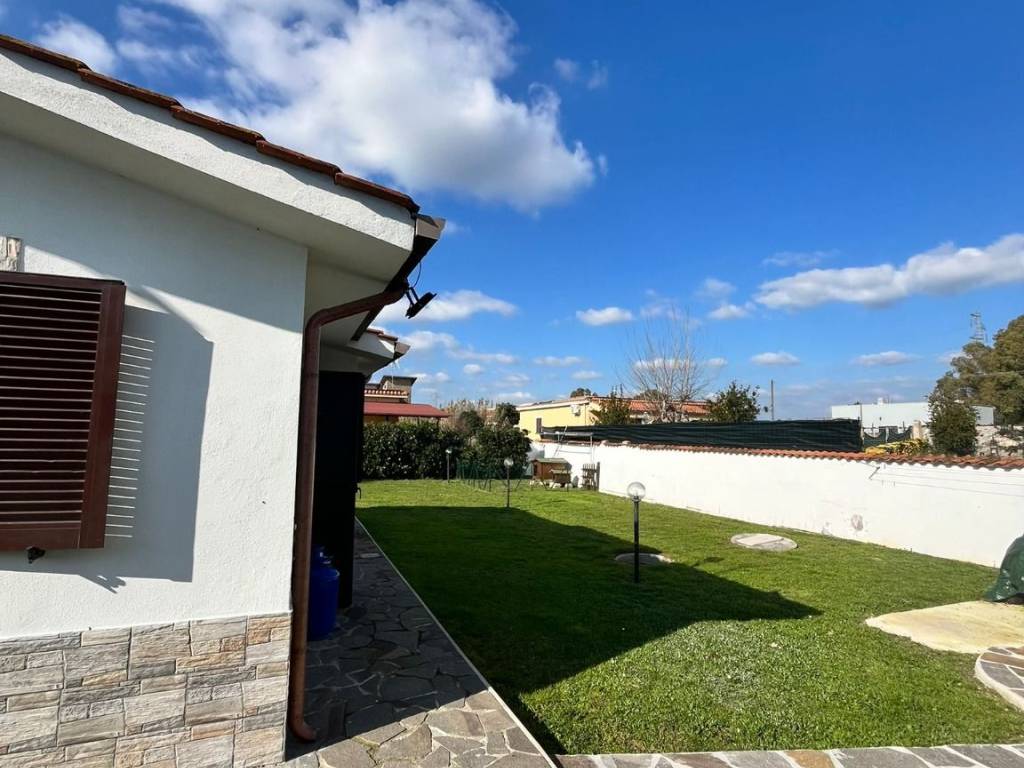 Villa a Aprilia in Via Treste - Foto 4