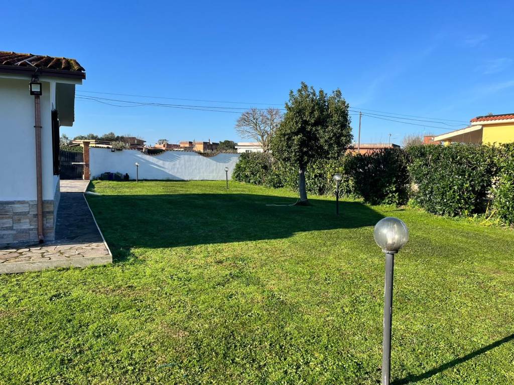 Villa a Aprilia in Via Treste - Foto 5