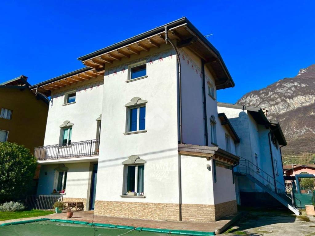 Villa a Costa volpino in Via Francesco Nullo, 7 - Foto 2