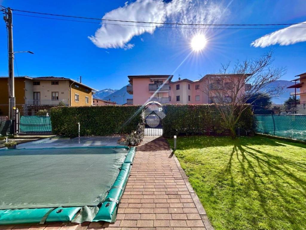 Villa a Costa volpino in Via Francesco Nullo, 7 - Foto 3