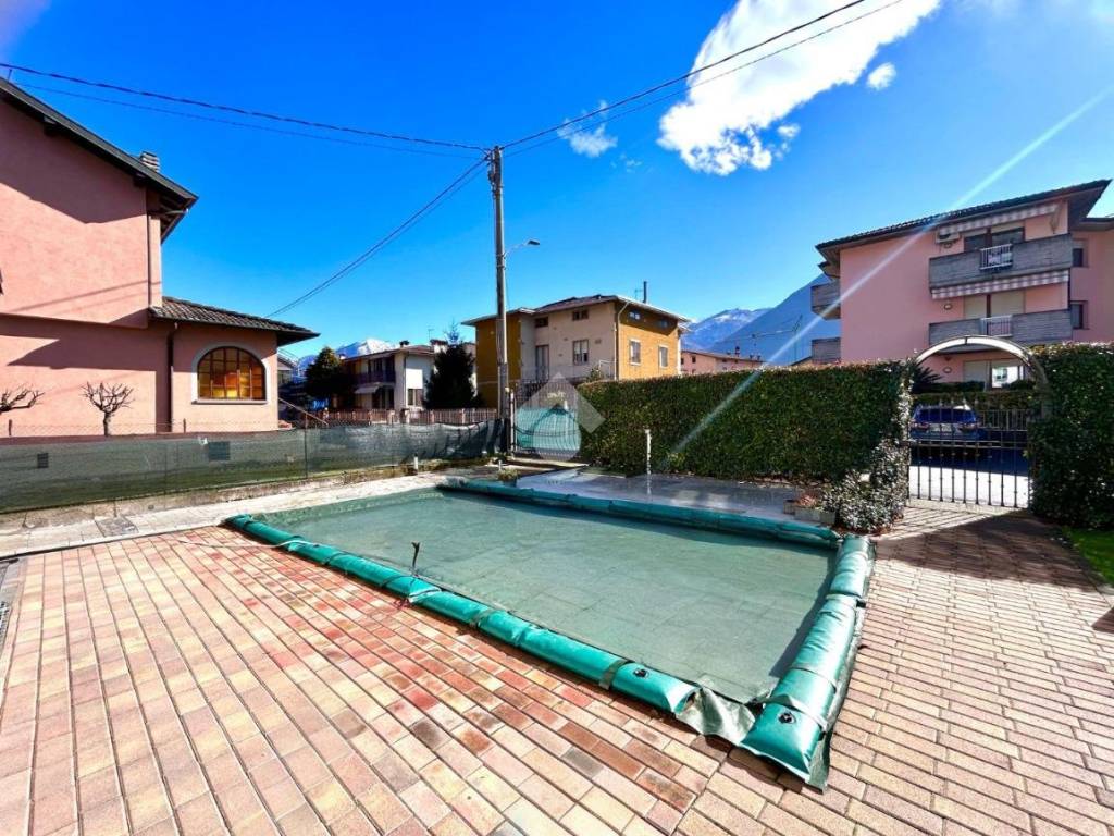 Villa a Costa volpino in Via Francesco Nullo, 7 - Foto 4