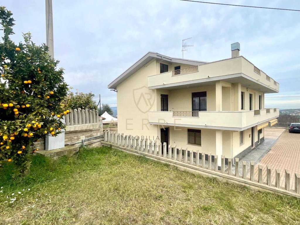 Casa indipendente a Moscufo in via Ugo Foscolo, 31 - Foto 3