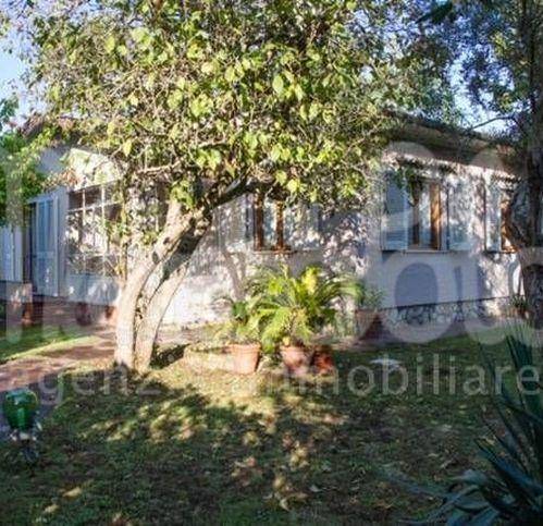 Villa a Forte dei marmi in Via F. Carrara - Foto 2